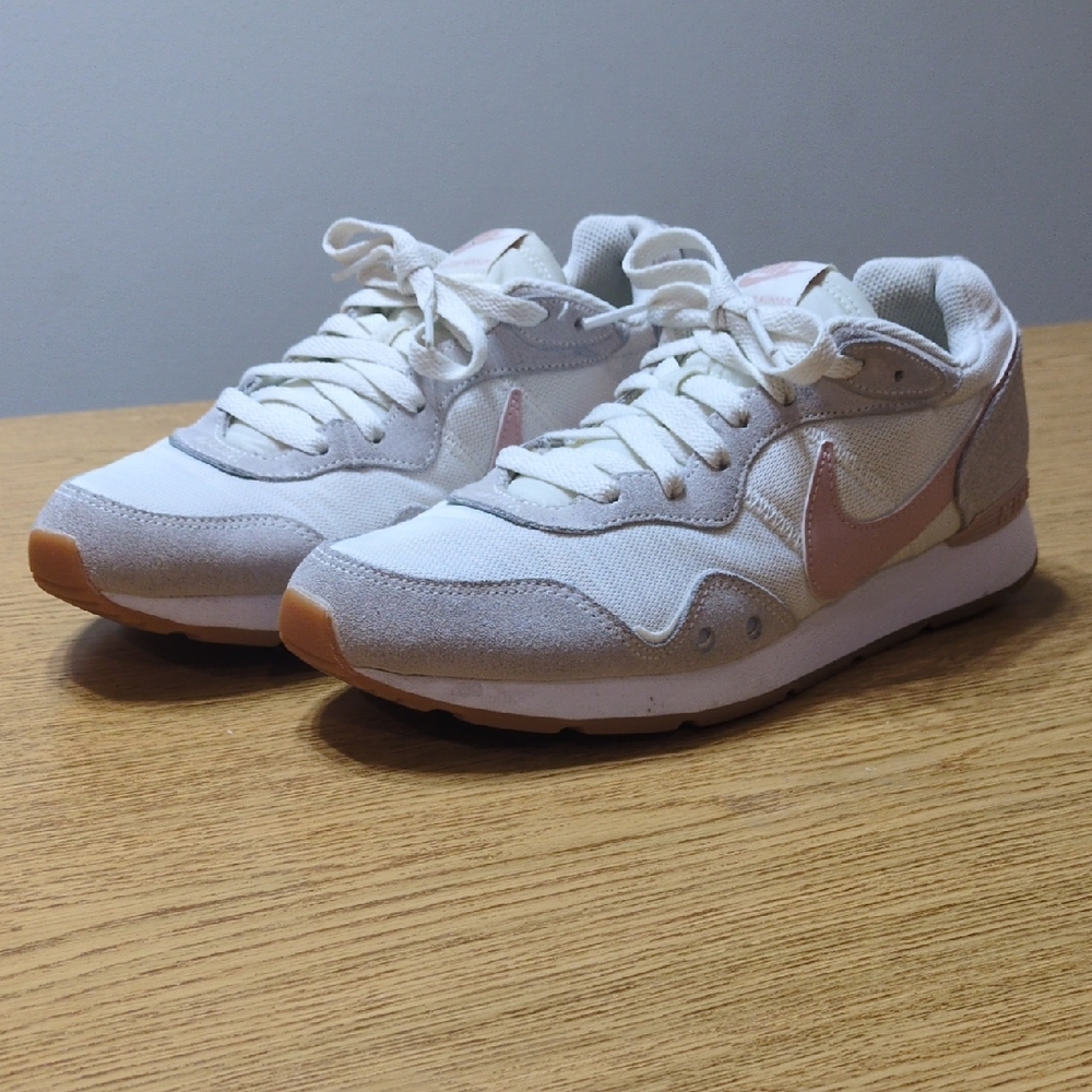 🧡🩷Nike Women's White, Pink & Gray Sneakers size 9.5🧡🩷   VERY NICE!!!🧡🩷